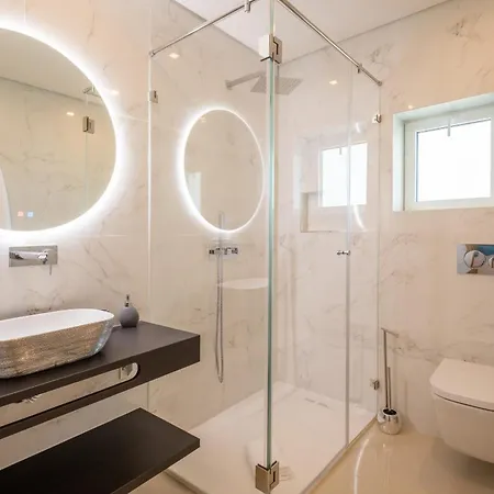 Ocean & Beach 4 With Pool By Homing Apartament