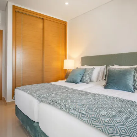 Ocean & Beach 4 With Pool By Homing Apartament
